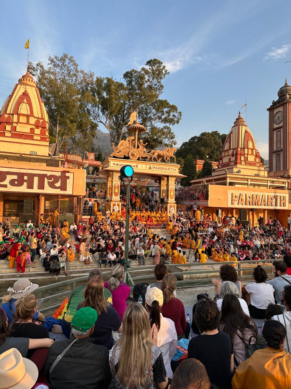 Cerimônia do Ganga Aarti nos ghats de Rishikesh ao entardecer