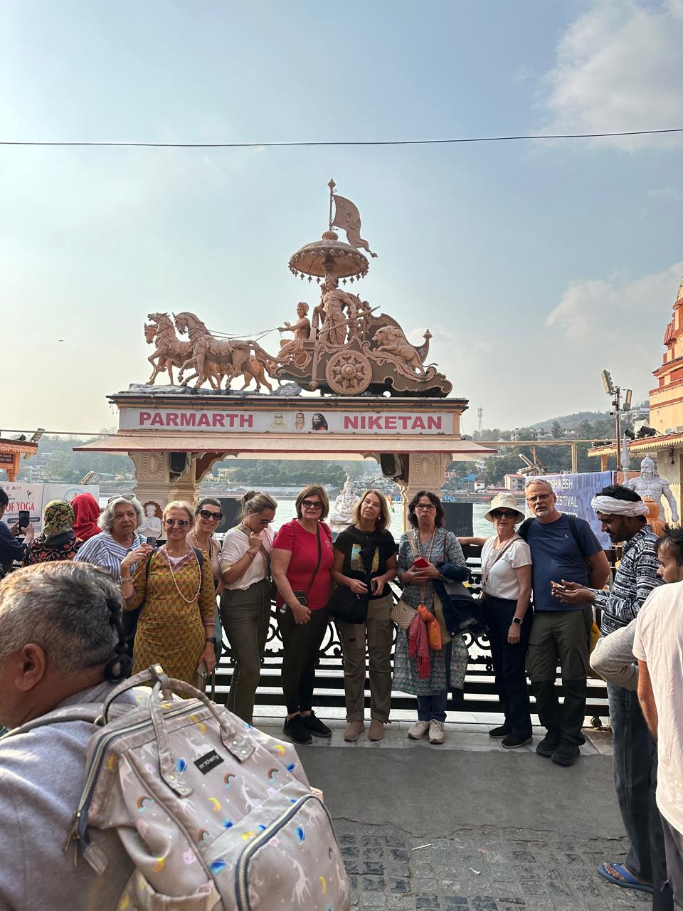 Grupo nos ghats do Parmarth Niketan às margens do Ganges