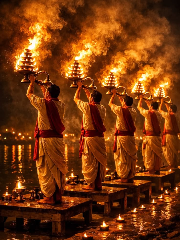Cerimônia de Ganga Aarti em Varanasi com sacerdotes segurando lâmpadas flamejantes