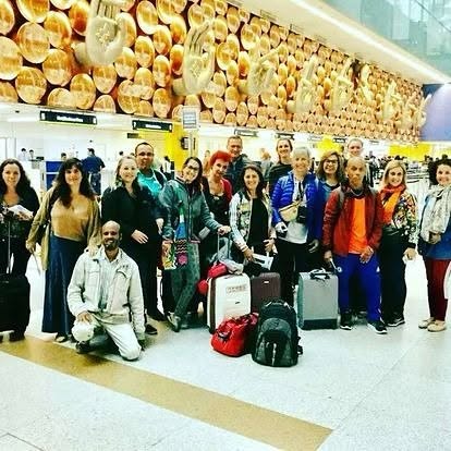 Grupo com as malas no aeroporto antes do embarque para a Índia