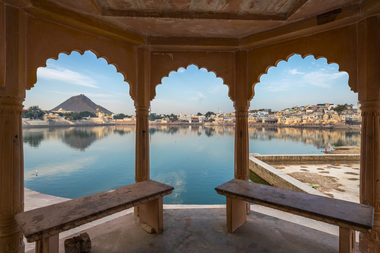 Lago sagrado de Pushkar visto de um pavilhão com arcos rajput