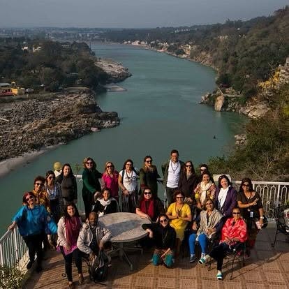 Grupo em mirante sobre o rio Ganges em Rishikesh