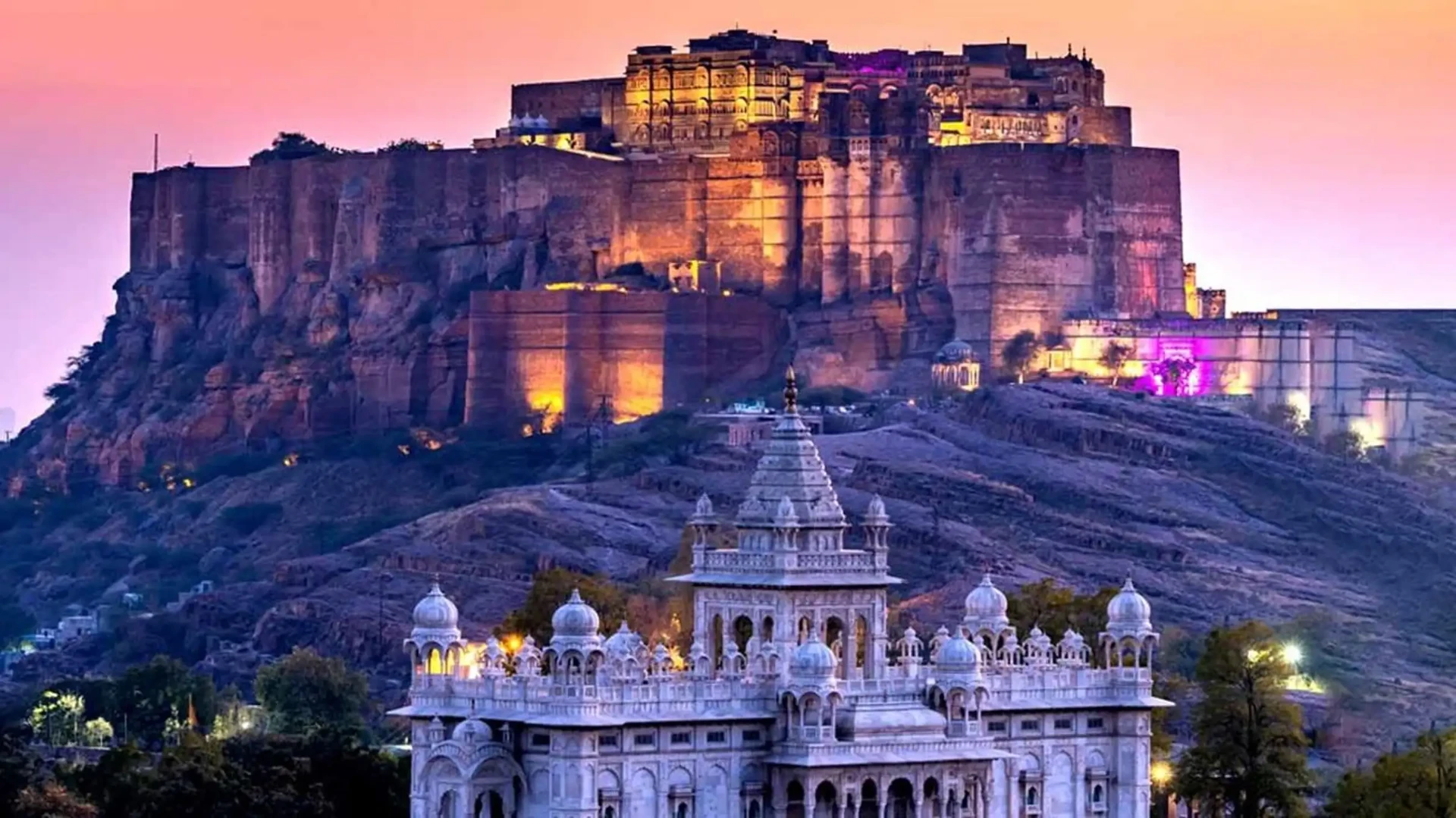 Forte Mehrangarh iluminado ao pôr do sol sobre Jodhpur