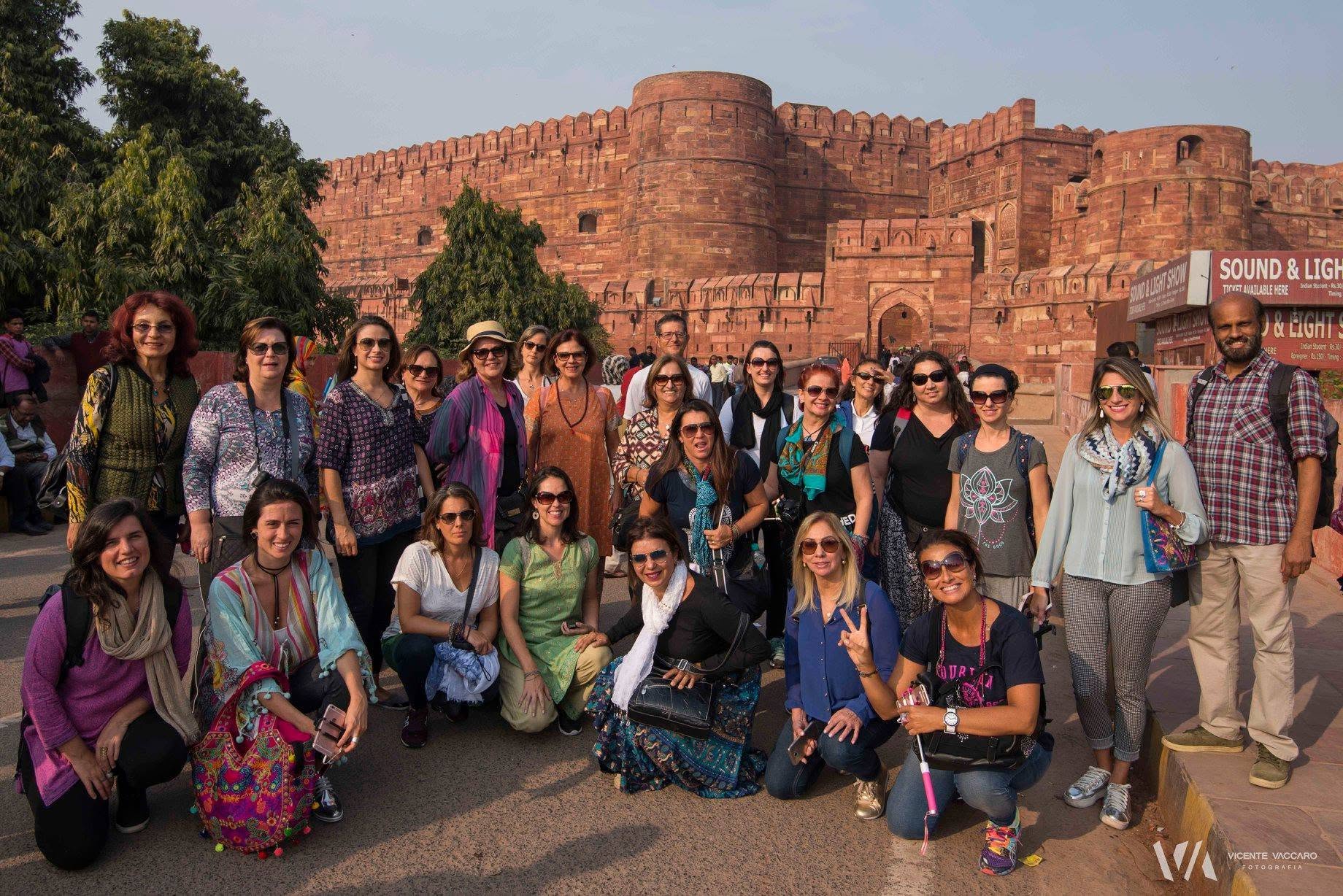 Grupo diante das muralhas do Forte Vermelho de Agra