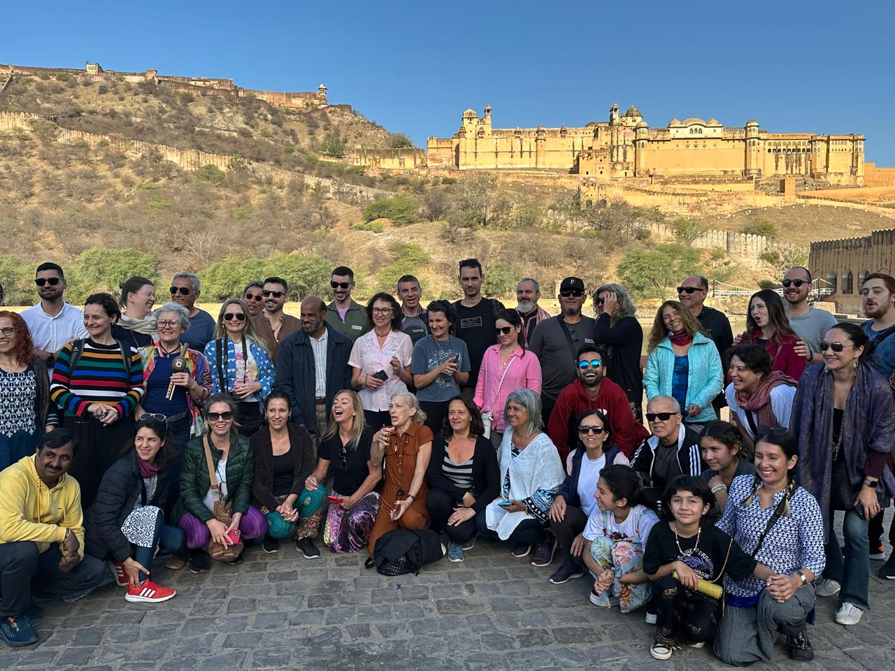 Grupo posando com o Forte Amber ao fundo em Jaipur