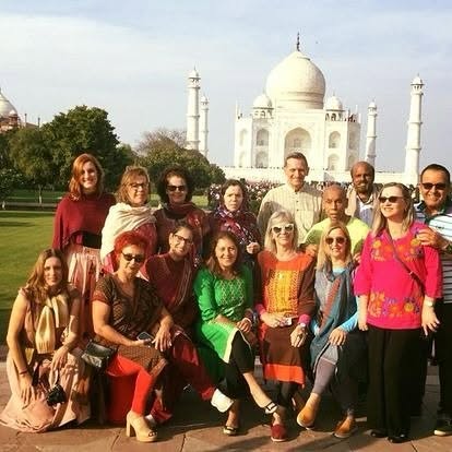 Grupo reunido em frente ao Taj Mahal em Agra