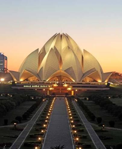 Templo de Lótus iluminado ao entardecer em Delhi