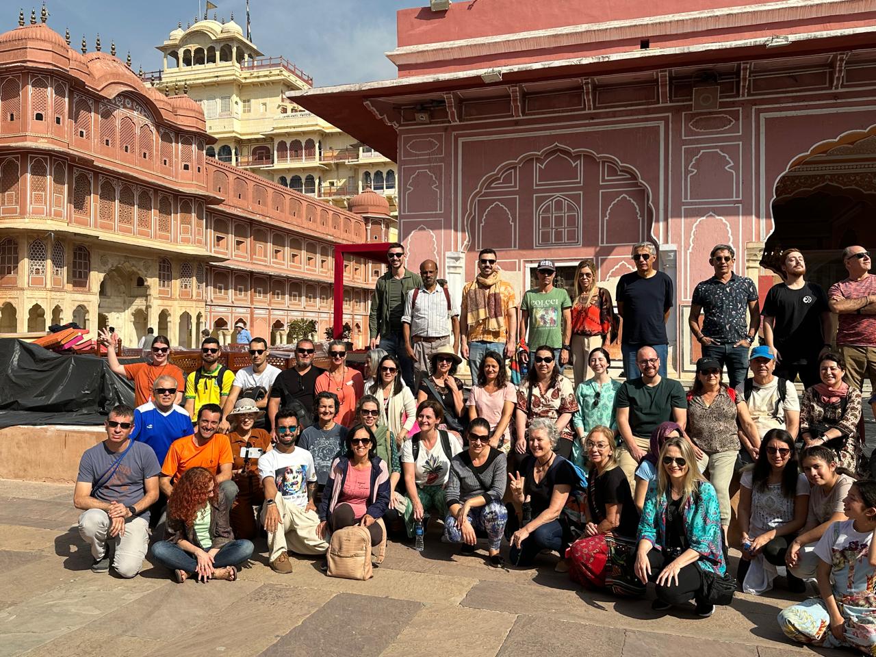 Grupo no pátio rosa do City Palace de Jaipur