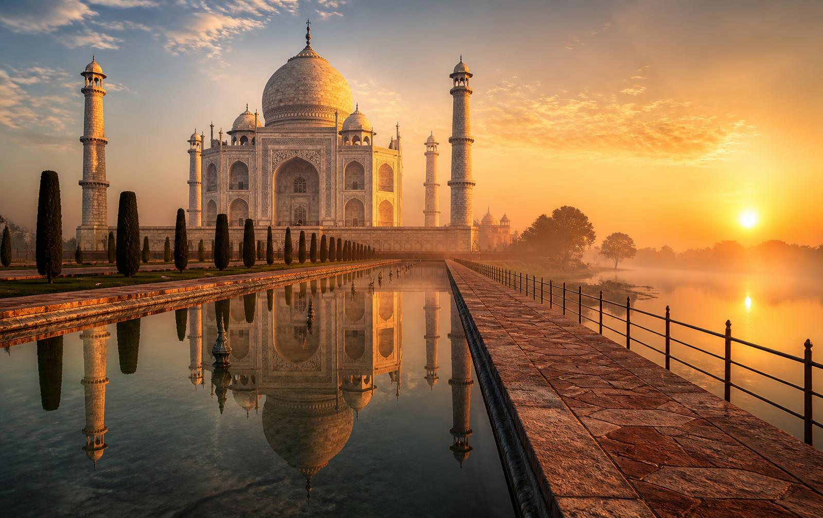 Taj Mahal ao nascer do sol refletido no espelho d'água